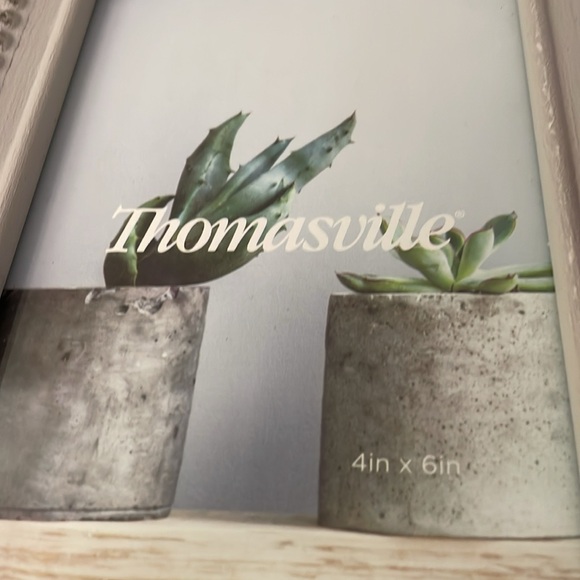 Thomasville Marketplace Picture Frame for Wall Hanging or Tabletop - Picture 2 of 13